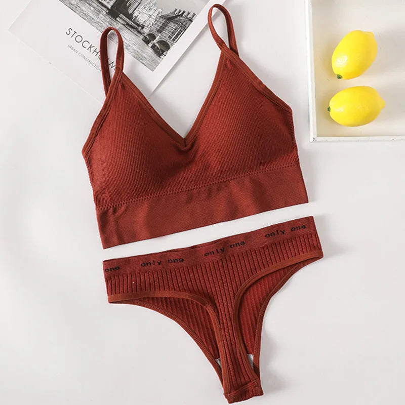Conjunto Gio Sutiã Cropped Canelado Sem Aro com Calcinha Tanga