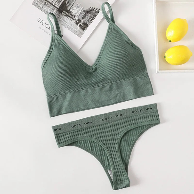 Conjunto Gio Sutiã Cropped Canelado Sem Aro com Calcinha Tanga