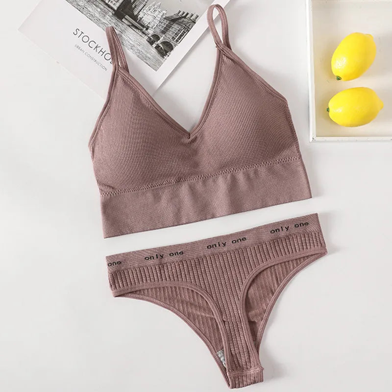 Conjunto Gio Sutiã Cropped Canelado Sem Aro com Calcinha Tanga